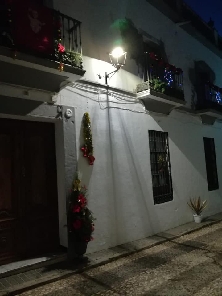Seguimos compartiendo la magia de la Navidad.
  Flores Quintanilla
 Calle Mesón
...